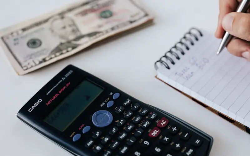 libreta con calculos del impuesto del iva